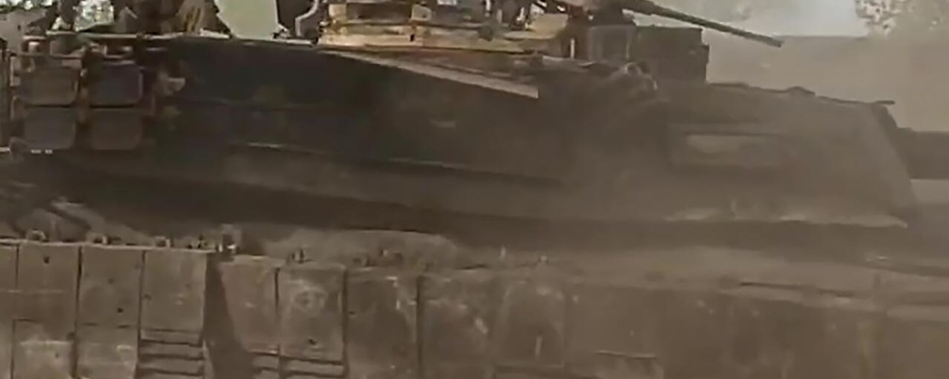 Militares do agrupamento de tropas Tsentr (Centro) das Forças Armadas da Rússia evacuam tanque Abrams da direção de Avdeevka, no front da operação militar especial, foto publicada em 29 de abril de 2024. - Sputnik Brasil, 1920, 04.05.2024