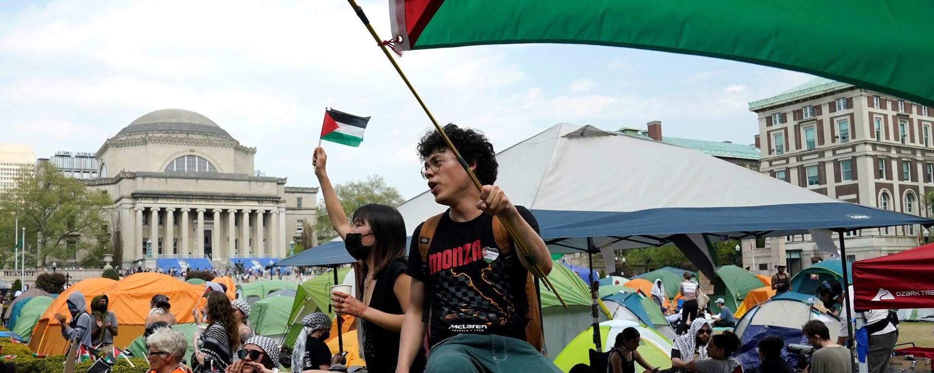 Estudantes manifestantes na Universidade de Columbia agitam bandeiras palestinas no gramado em 29 de abril de 2024 - Sputnik Brasil, 1920, 04.05.2024