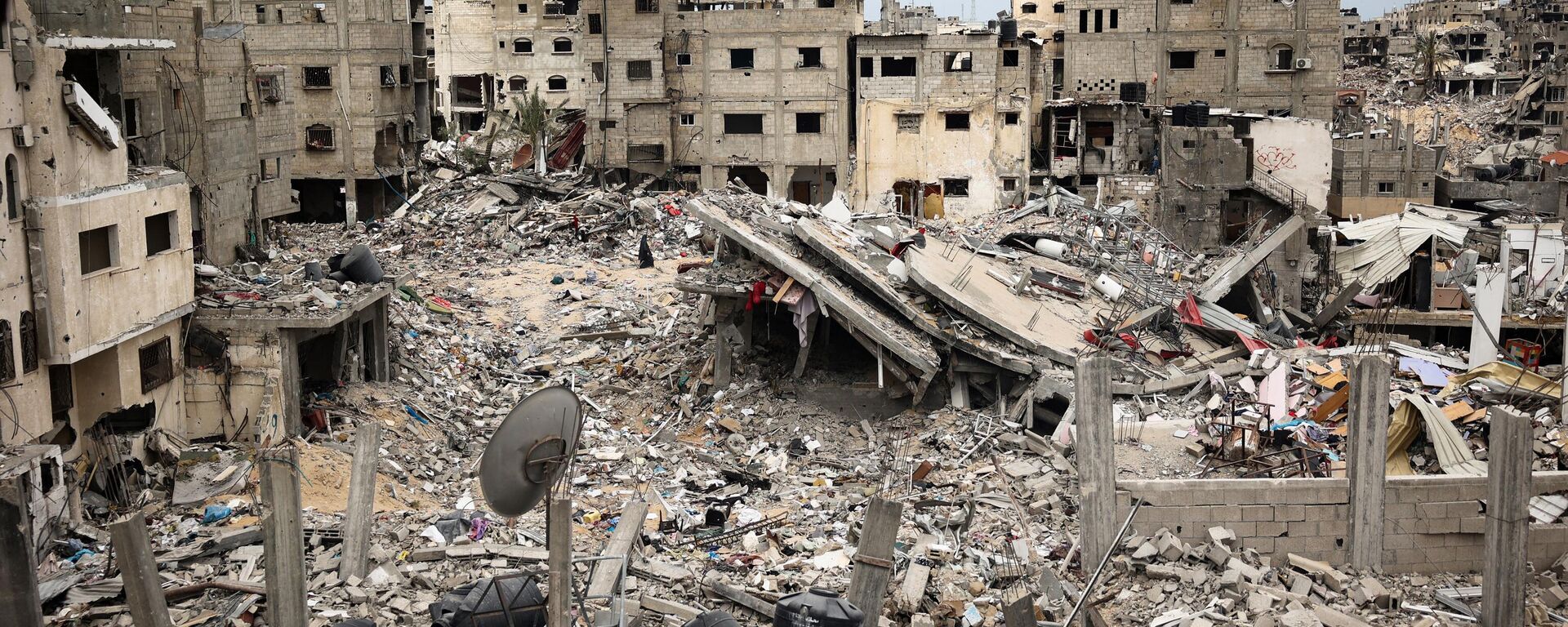 Uma imagem mostra a vista de um bairro devastado em Khan Yunis, no sul da Faixa de Gaza, em 2 de maio de 2024 - Sputnik Brasil, 1920, 07.05.2024