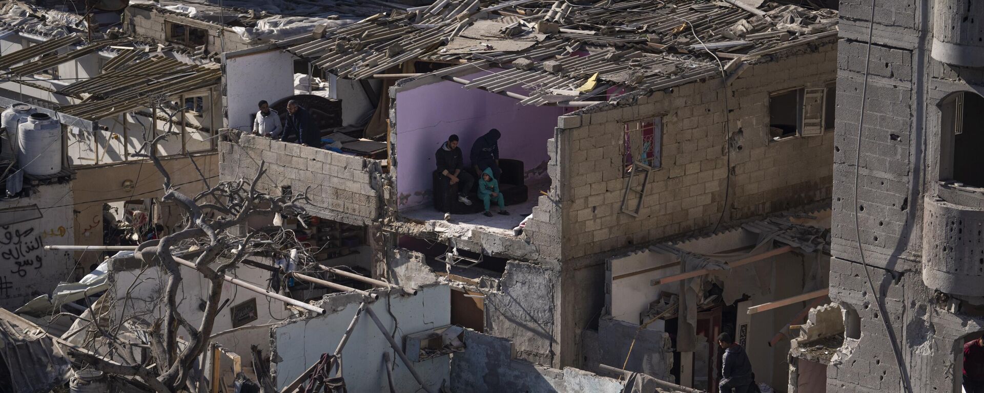 Palestinos observam a destruição após um ataque israelense a edifícios residenciais e uma mesquita em Rafah. Faixa de Gaza, 22 de fevereiro de 2024 - Sputnik Brasil, 1920, 06.05.2024