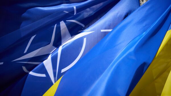 Bandeiras da OTAN e da Ucrânia (imagem referencial) - Sputnik Brasil