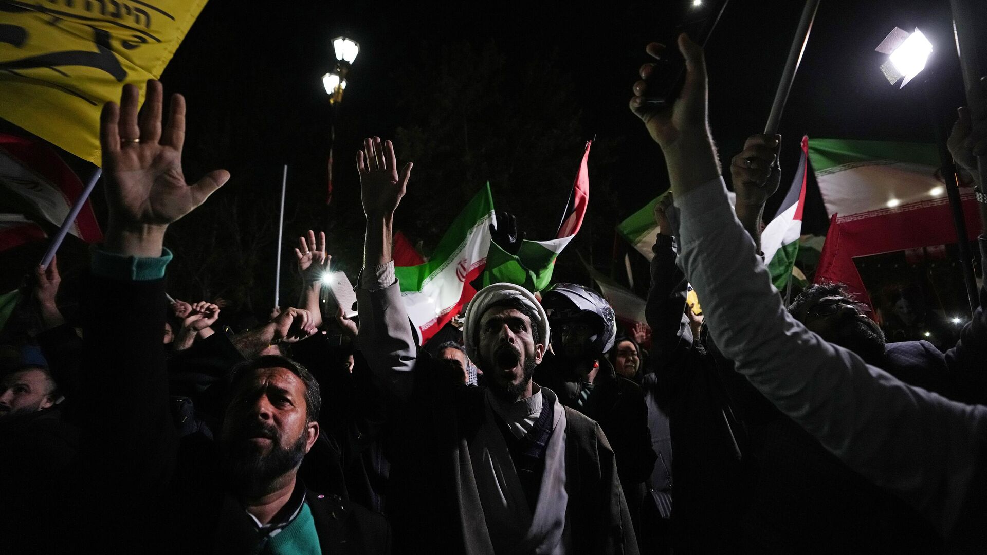 Manifestantes iranianos entoam slogans durante uma reunião anti-israelense em frente à Embaixada do Reino Unido em Teerã, Irã, 14 de abril de 2024 Manifestantes iranianos entoam slogans durante uma reunião anti-israelense em frente à Embaixada do Reino Unido em Teerã, Irã, 14 de abril de 2024 - Sputnik Brasil, 1920, 05.05.2024
