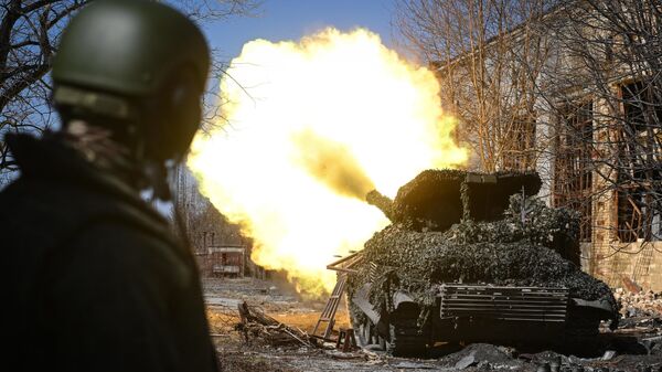 Militares russos disparam de tanque T-72B no setor Avdeevka - Sputnik Brasil