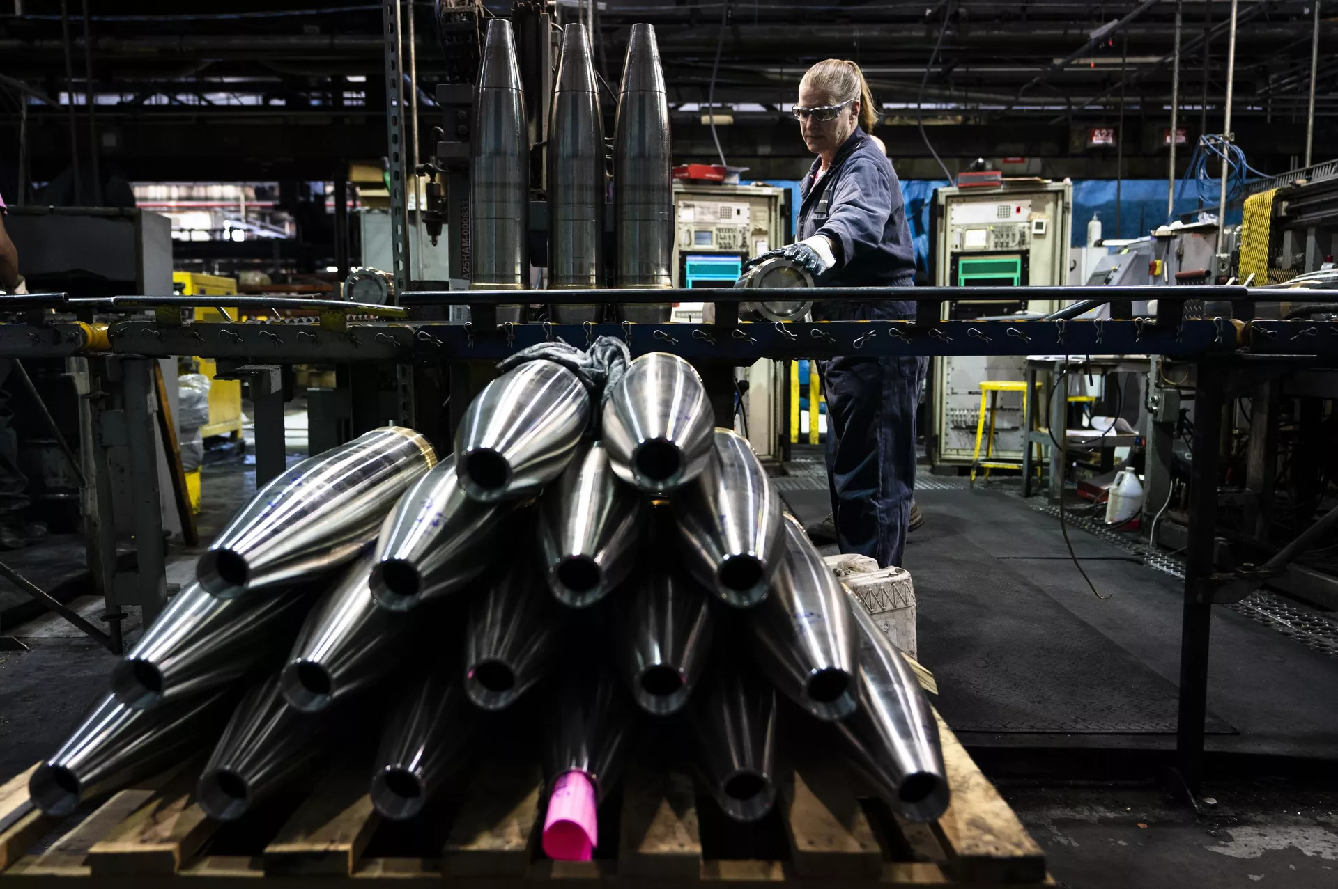Funcionária de indústria metalúrgica move um projétil de artilharia M795, de 155 mm, durante o processo de produção na fábrica de munições do Exército em Scranton, Pensilvânia. EUA, 13 de abril de 2023 - Sputnik Brasil, 1920, 01.08.2024