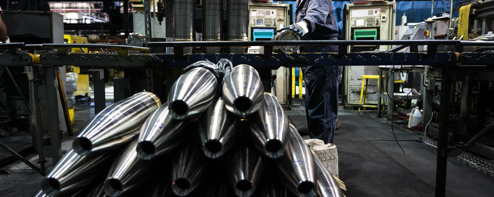 Funcionária de indústria metalúrgica move um projétil de artilharia M795, de 155 mm, durante o processo de produção na fábrica de munições do Exército em Scranton, Pensilvânia. EUA, 13 de abril de 2023 - Sputnik Brasil, 1920, 05.05.2024