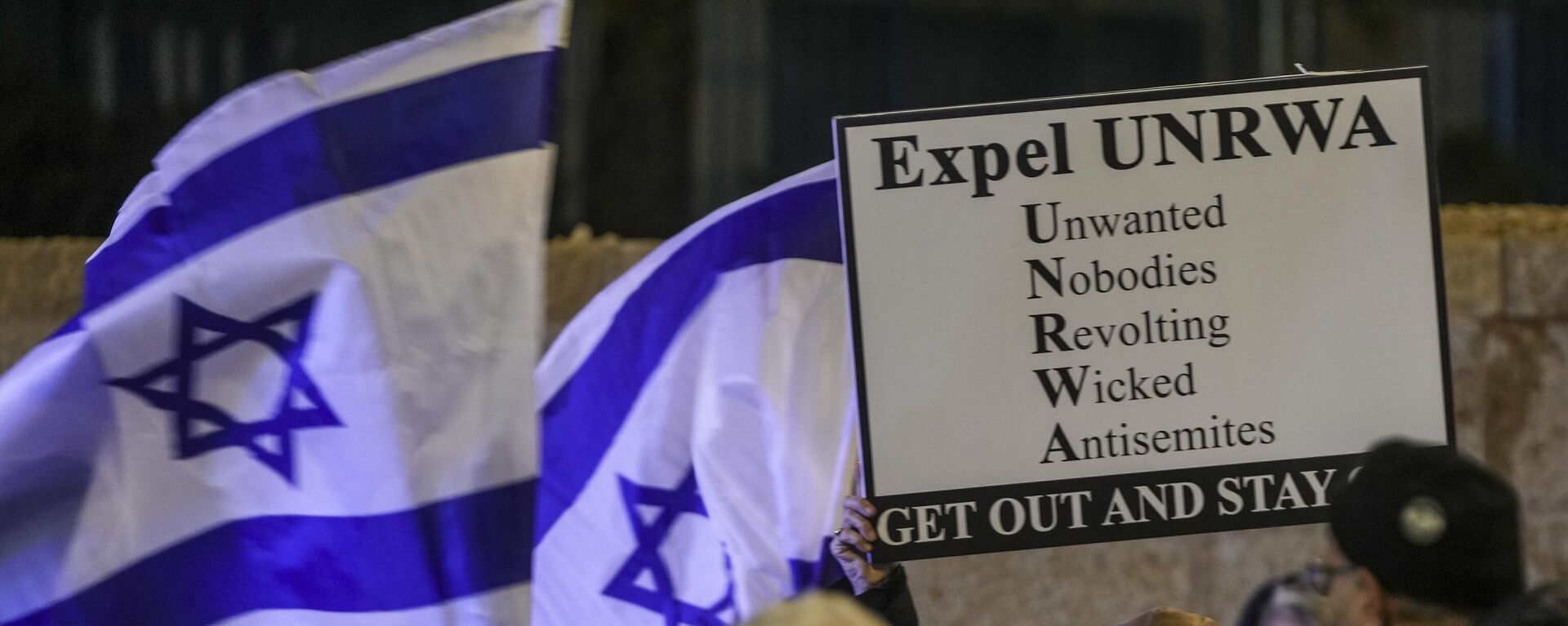 Israelenses protestam contra a Agência das Nações Unidas de Assistência e Obras para os Refugiados da Palestina no Oriente Próximo (UNRWA, na sigla em inglês) em Jerusalém, em 5 de fevereiro de 2024 - Sputnik Brasil, 1920, 05.05.2024