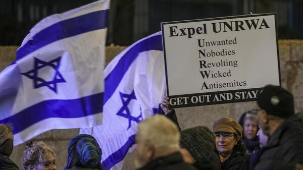 Israelenses protestam contra a Agência das Nações Unidas de Assistência aos Refugiados da Palestina no Próximo Oriente (UNRWA, na sigla em inglês) em Jerusalém, em 5 de fevereiro de 2024 - Sputnik Brasil