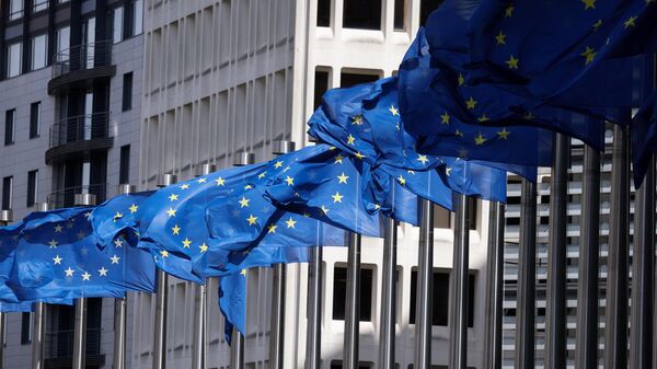 Bandeiras da União Europeia (UE) tremulam fora do edifício da Comissão Europeia em Bruxelas, 12 de abril de 2024 - Sputnik Brasil