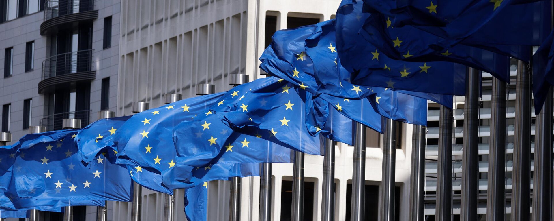 Bandeiras da União Europeia (UE) tremulam fora do edifício da Comissão Europeia em Bruxelas, 12 de abril de 2024 - Sputnik Brasil, 1920, 06.05.2024