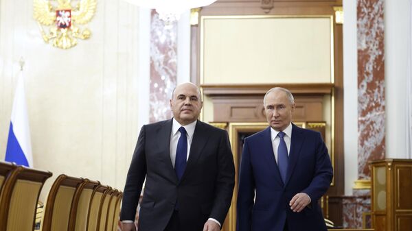Da direita à esquerda, Vladimir Putin e Mikhail Mishustin, presidente e primeiro-ministro da Rússia, respetivamente, antes de reunião com membros do governo russo, 6 de maio de 2024 - Sputnik Brasil