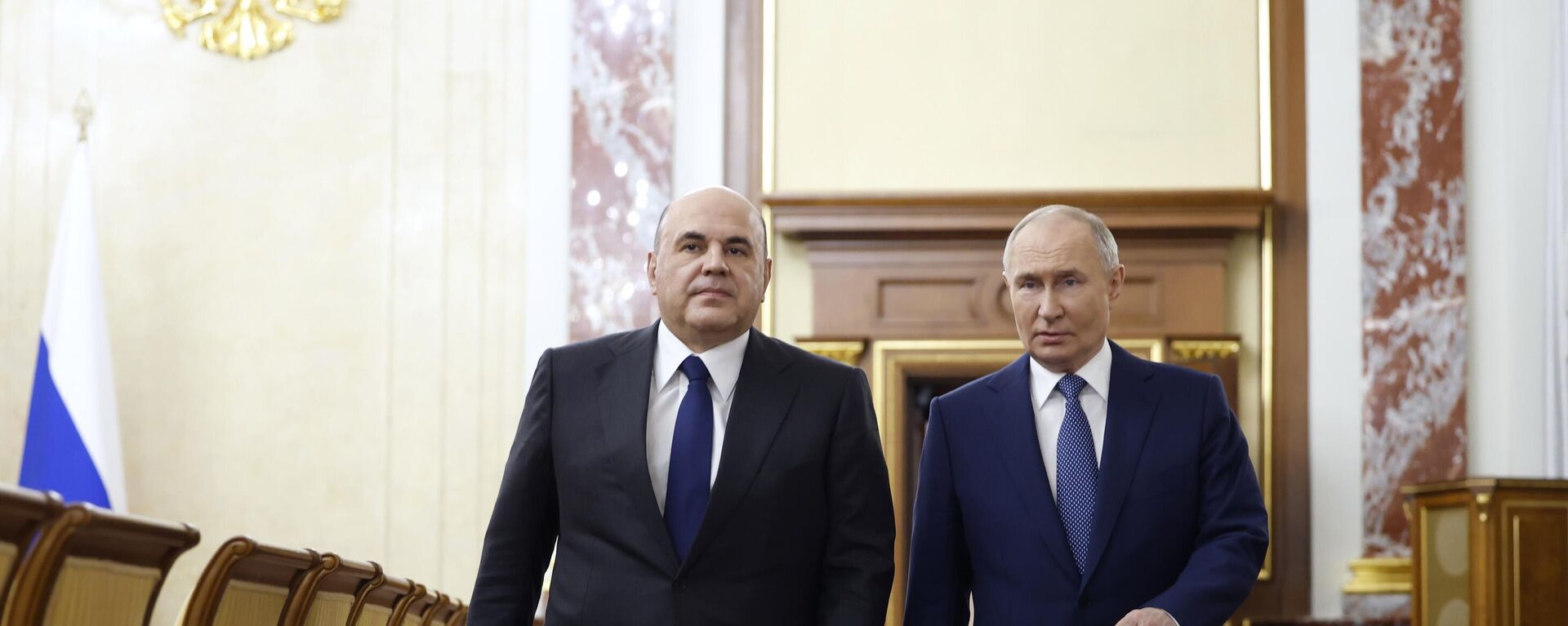 Da direita à esquerda, Vladimir Putin e Mikhail Mishustin, presidente e primeiro-ministro da Rússia, respetivamente, antes de reunião com membros do governo russo, 6 de maio de 2024 - Sputnik Brasil, 1920, 06.05.2024