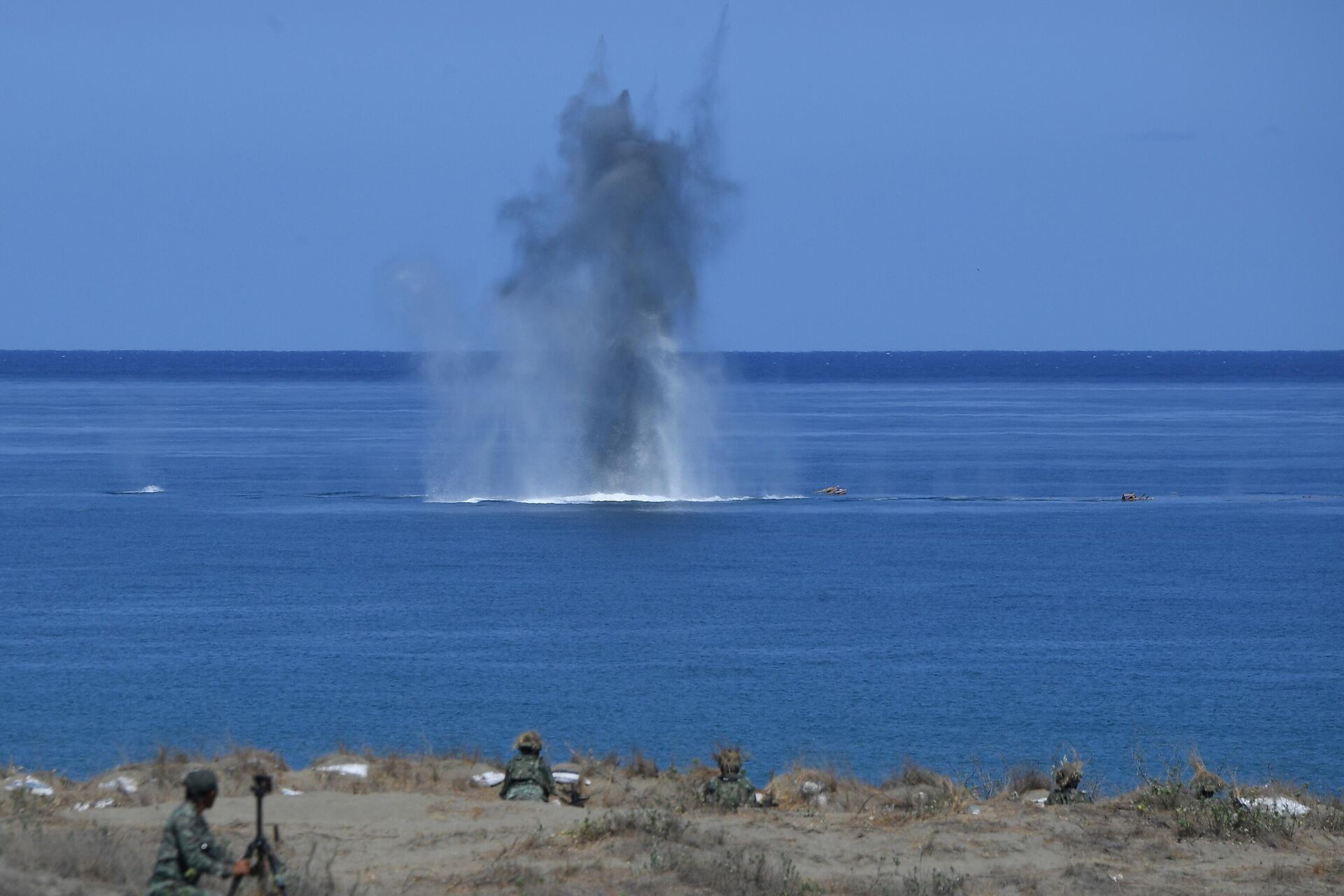 Fuzileiros navais dos EUA em exercício de fogo real contra uma força de invasão imaginária como parte dos exercícios militares anuais conjuntos de Balikatan entre os EUA e as Filipinas em Laoag, na costa noroeste da ilha de Luzon, em 6 de maio de 2024 - Sputnik Brasil, 1920, 06.05.2024