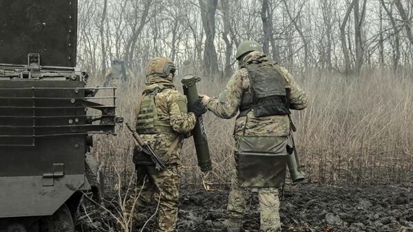 Soldados do Exército russo correm para disparar lança-chamas em direção a posições ucranianas, em 9 de abril de 2024 - Sputnik Brasil
