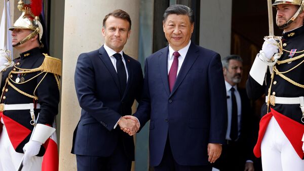 O presidente da França, Emmanuel Macron (E), cumprimenta o presidente chinês, Xi Jinping, no Palácio Presidencial do Eliseu, em Paris, 6 de maio de 2024 - Sputnik Brasil