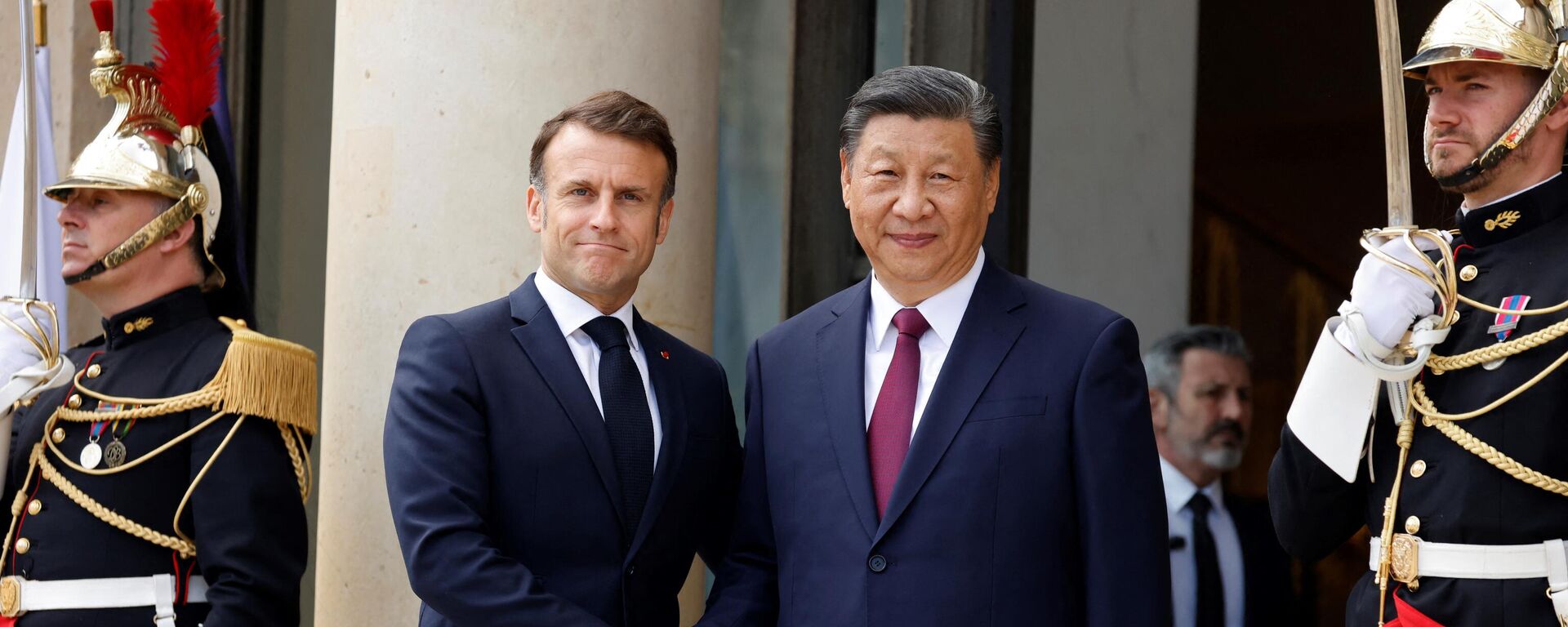 O presidente da França, Emmanuel Macron (E), cumprimenta o presidente chinês, Xi Jinping, no Palácio Presidencial do Eliseu, em Paris, 6 de maio de 2024 - Sputnik Brasil, 1920, 07.05.2024