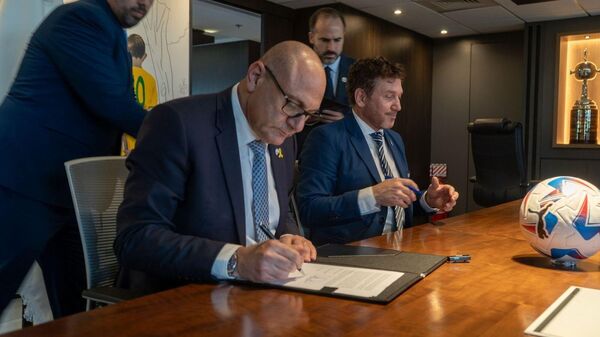 O presidente da Associação de Futebol de Israel, Shino Suarez, ao lado do presidente da Conmebol, Alejandro Domínguez, durante assinatura de acordo de cooperação entre as entidades, em 12 de abril de 2024 - Sputnik Brasil