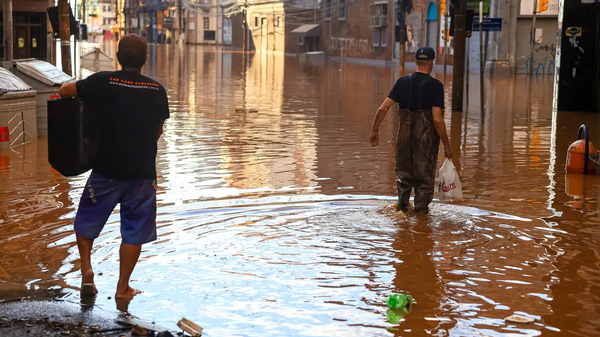 Moradores de Porto Alegre em meio a rua completamente alagada por conta das chuvas históricas no Rio Grande do Sul, em 4 de maio de 2024 - Sputnik Brasil