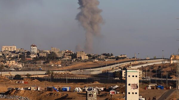 Fumaça sobe após um ataque aéreo israelense contra edifícios próximos ao muro que separa o Egito de Rafah, no sul da Faixa de Gaza, 6 de maio de 2024 - Sputnik Brasil