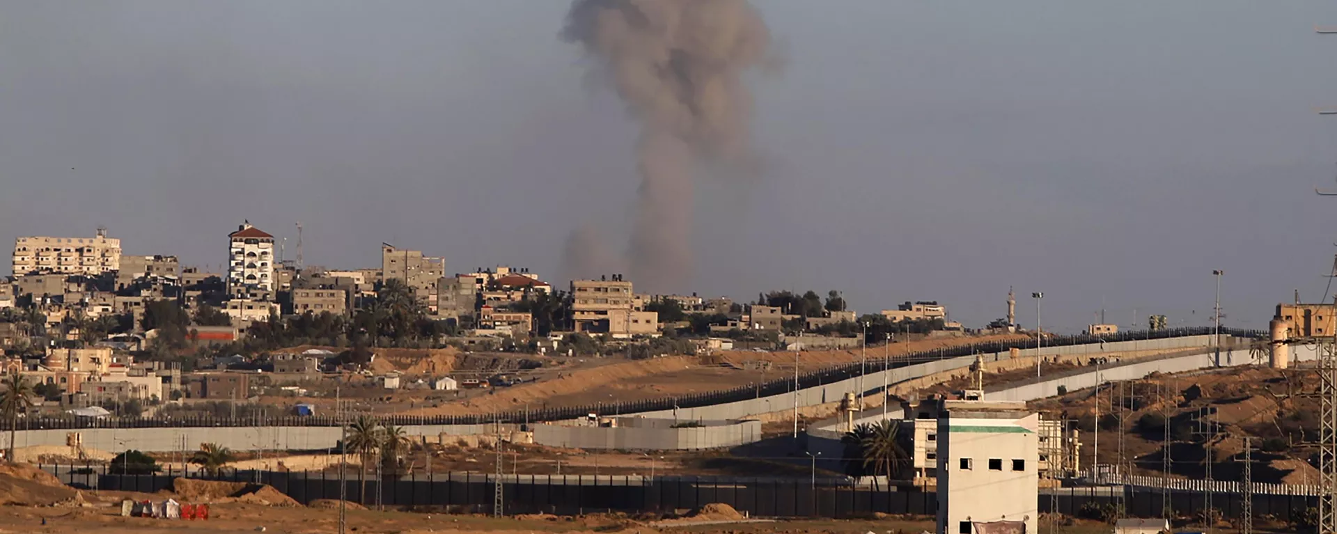Fumaça sobe após um ataque aéreo israelense contra edifícios próximos ao muro que separa o Egito de Rafah, no sul da Faixa de Gaza, em 6 de maio de 2024 - Sputnik Brasil, 1920, 29.05.2024