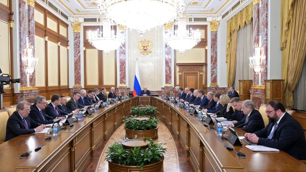 Primeiro-ministro russo Mikhail Mishustin em reunião com ministros do gabinete  - Sputnik Brasil