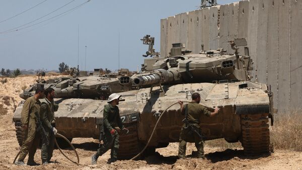 Tanques do Exército israelense tomam posição no sul de Israel, perto da fronteira com a Faixa de Gaza, em 7 de maio de 2024 - Sputnik Brasil