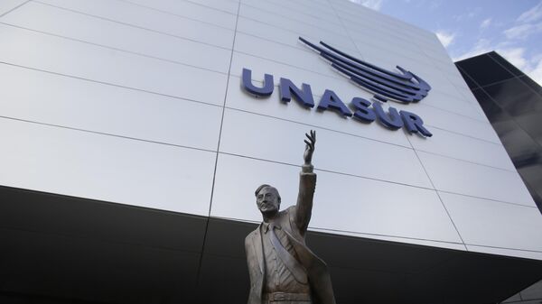 Estátua do ex-presidente argentino Néstor Kirchner na entrada do prédio da Unasul, perto de Quito, Equador, em 19 de dezembro de 2018. A estátua foi retirada em 26 de setembro de 2019 - Sputnik Brasil