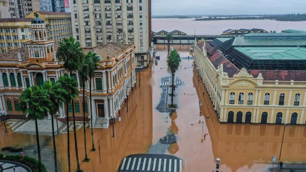 Prefeitura de Porto Alegre (à esquerda) e Mercado Público (à direita), alagados após chuvas intensas. Rio Grande do Sul, 3 de maio de 2024 - Sputnik Brasil