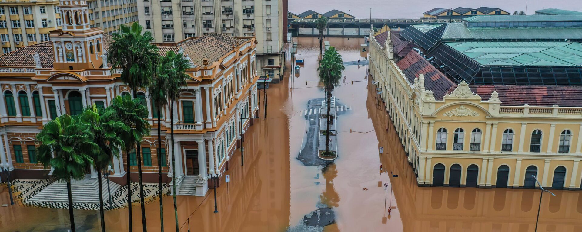 Prefeitura de Porto Alegre, à esquerda, e o mercado municipal da cidade, à direita, alagados, após chuvas intensas. Rio Grande do Sul, 3 de maior de 2024 - Sputnik Brasil, 1920, 07.05.2024