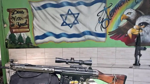 Fuzil usado por criminosos no Rio de Janeiro próximo a desenho da bandeira de Israel - Sputnik Brasil