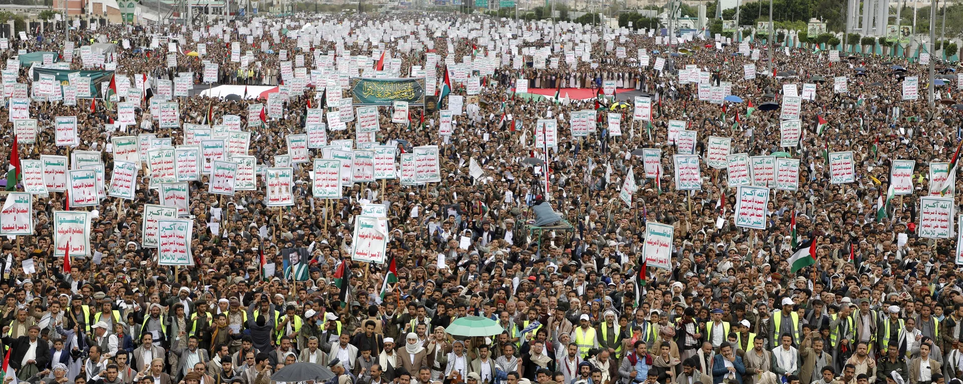 Partidários dos houthis participaram de comício contra os ataques liderados pelos EUA contra o Iêmen e em apoio aos palestinos na Faixa de Gaza. Sanaa, Iêmen, 26 de abril de 2024 - Sputnik Brasil, 1920, 20.03.2025