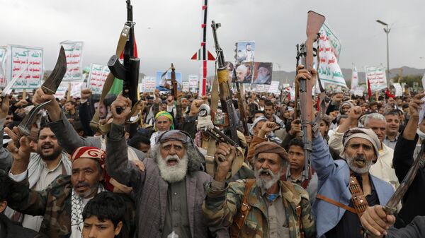 Partidários dos houthis participaram de um comício contra os ataques liderados pelos EUA contra o Iêmen e em apoio aos palestinos na Faixa de Gaza, em Sanaa, Iêmen, 26 de abril de 2024.  - Sputnik Brasil