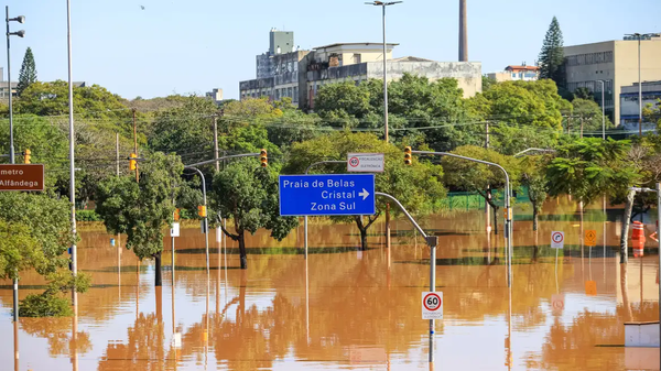 Praça totalmente alagada pelas águas do rio Guaíba que atingiram quase seis metros acima da cota de inundação. Porto Alegre, 7 de maio de 2024 - Sputnik Brasil