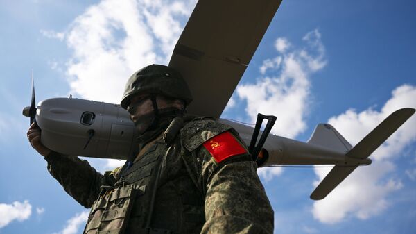 Um soldado russo do agrupamento Tsentr (Centro) preparando um drone militar Orlan-30 para missão de combate em torno de Avdeevka, na zona de operações militares especiais - Sputnik Brasil