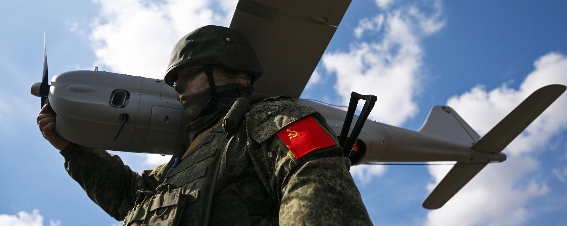 Um soldado russo do agrupamento Tsentr (Centro) preparando um drone militar Orlan-30 para missão de combate em torno de Avdeevka, na zona de operações militares especiais - Sputnik Brasil, 1920, 08.05.2024