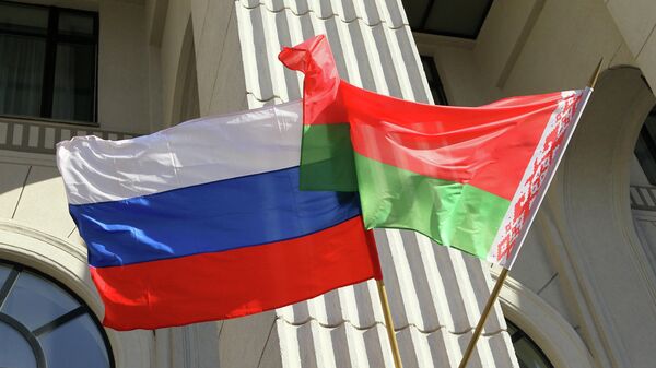 Bandeiras da Rússia e Belarus - Sputnik Brasil