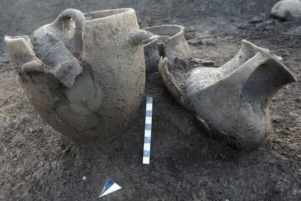 Vasos funerários descobertos durante escavações perto de Amorosi, Itália - Sputnik Brasil