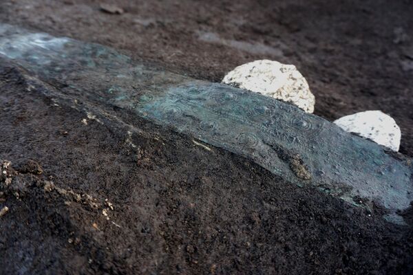 Cinto descoberto durante escavação da necrópole da Idade do Ferro perto de Amorosi, Itália - Sputnik Brasil