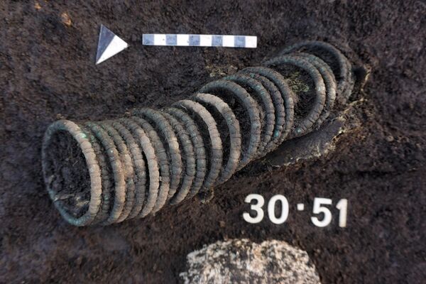 Pulseiras descobertas durante escavações de necrópole da Idade do Ferro perto de Amorosi, Itália
 - Sputnik Brasil