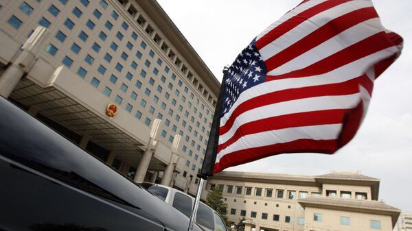 Bandeira dos EUA é vista em um carro da embaixada em frente ao Ministério da Defesa da China (foto de arquivo) - Sputnik Brasil
