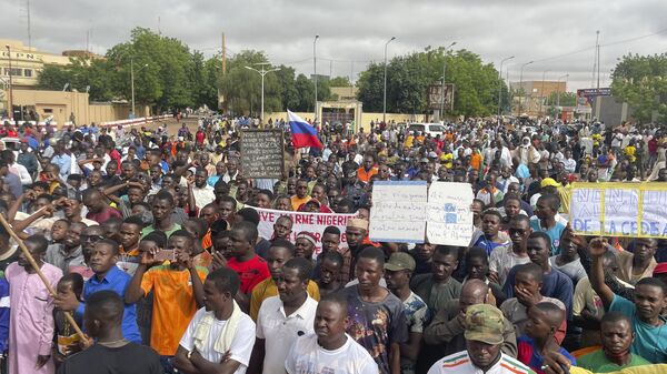Apoiadores da junta governante do Níger se reúnem para um protesto convocado para lutar pela liberdade do país e combater a interferência estrangeira, em Niamey, Níger, em 3 de agosto de 2023 - Sputnik Brasil