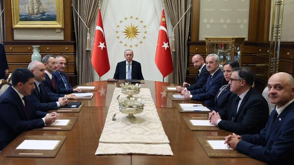 O presidente da Turquia, Recep Tayyip Erdogan, o chefe da Segurança Nacional da Polônia, Jacek Siewiera, e o conselheiro de Segurança Nacional da Romênia, Ion Oprisor, em Ancara. Turquia, 8 de maio de 2024 - Sputnik Brasil