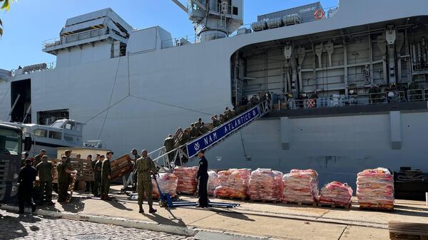 Militares carregam o NAM Atlântico com suprimentos e doações para a população gaúcha, no Rio de Janeiro. Brasil, 8 de maio de 2024 - Sputnik Brasil