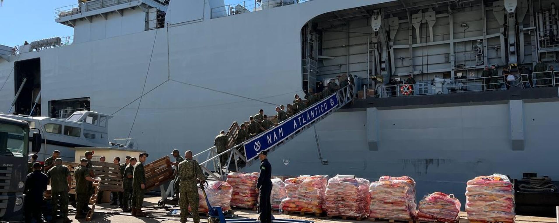 Militares carregam o NAM Atlântico com suprimentos e doações para a população gaúcha, no Rio de Janeiro. Brasil, 8 de maio de 2024 - Sputnik Brasil, 1920, 08.05.2024