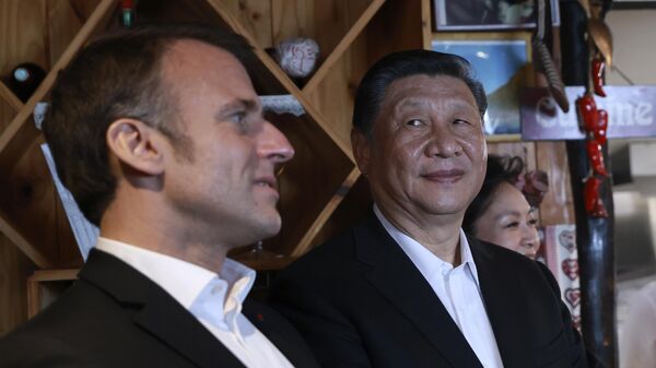 O presidente chinês, Xi Jinping, e o presidente francês, Emmanuel Macron, em restaurante na passagem de Tourmalet, nas montanhas dos Pireneus, em 7 de maio de 2024 - Sputnik Brasil