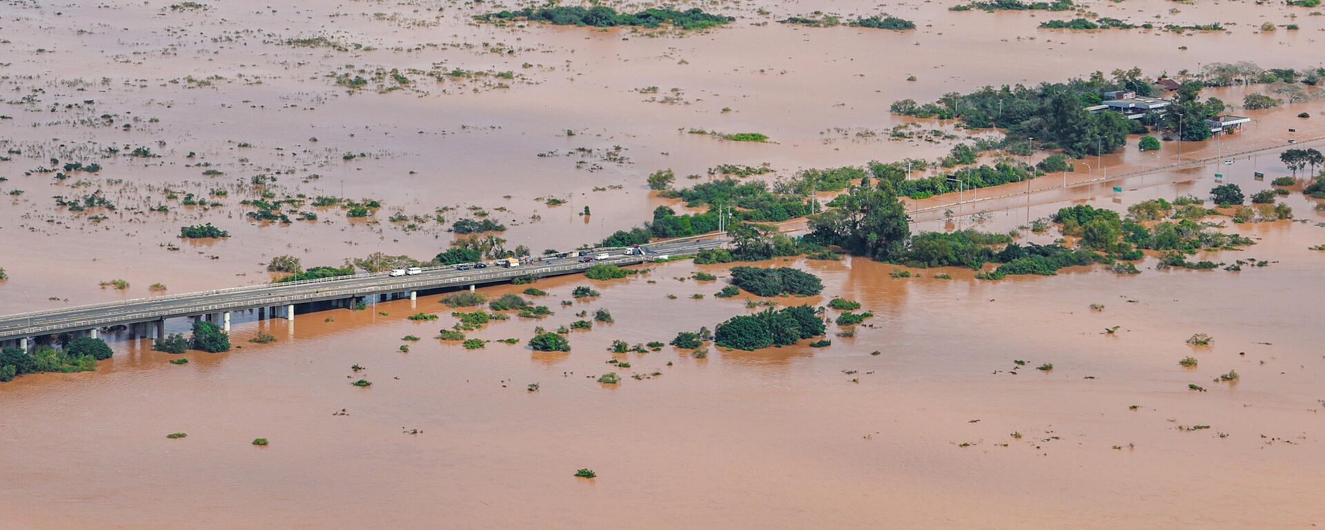 Sobrevoo mostra inundações causadas pelas fortes chuvas que afetam o Rio Grande do Sul desde o fim de abril. Canoas, 5 de maio de 2024 - Sputnik Brasil, 1920, 09.05.2024