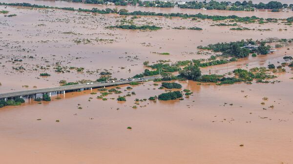 Sobrevoo mostra inundações causadas pelas fortes chuvas que afetam o Rio Grande do Sul desde o fim de abril. Canoas, 5 de maio de 2024 - Sputnik Brasil