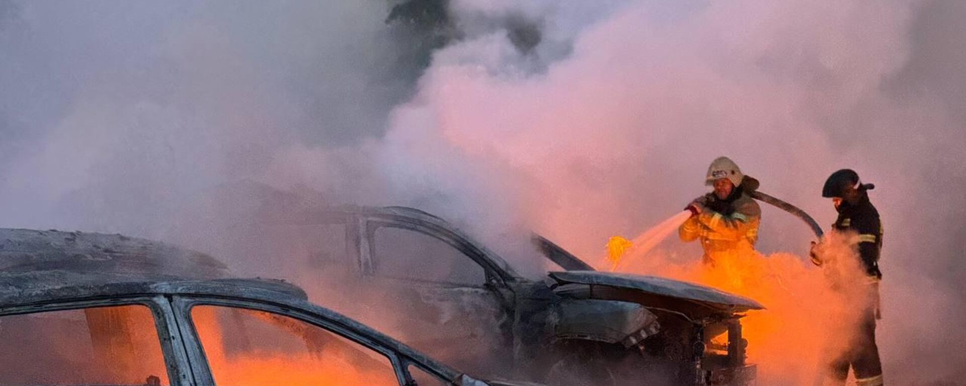 Bombeiros combatem incêndio após ataque do Exército ucraniano. Belgorod, 9 de maio de 2024 - Sputnik Brasil, 1920, 30.06.2024