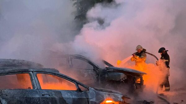 Bombeiros combatem incêndio após ataque do Exército ucraniano. Belgorod, 9 de maio de 2024 - Sputnik Brasil