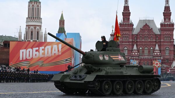 Tanque T-34-85 na parada militar na Praça Vermelha em homenagem ao 79º aniversário da Vitória na Grande Guerra pela Pátria - Sputnik Brasil