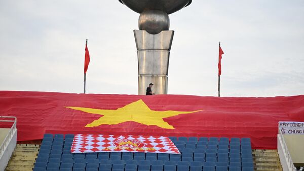 Um pessoal de segurança é retratado ao lado de uma bandeira nacional vietnamita gigante nas arquibancadas (foto de arquivo) - Sputnik Brasil